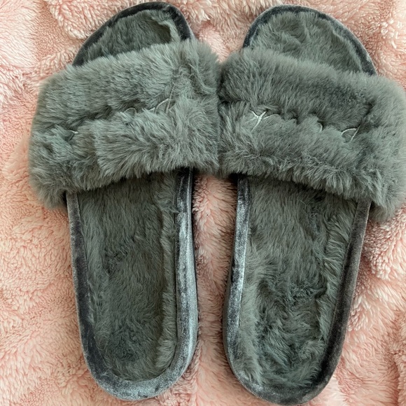 VS PINK gray fur slides - Picture 2 of 3